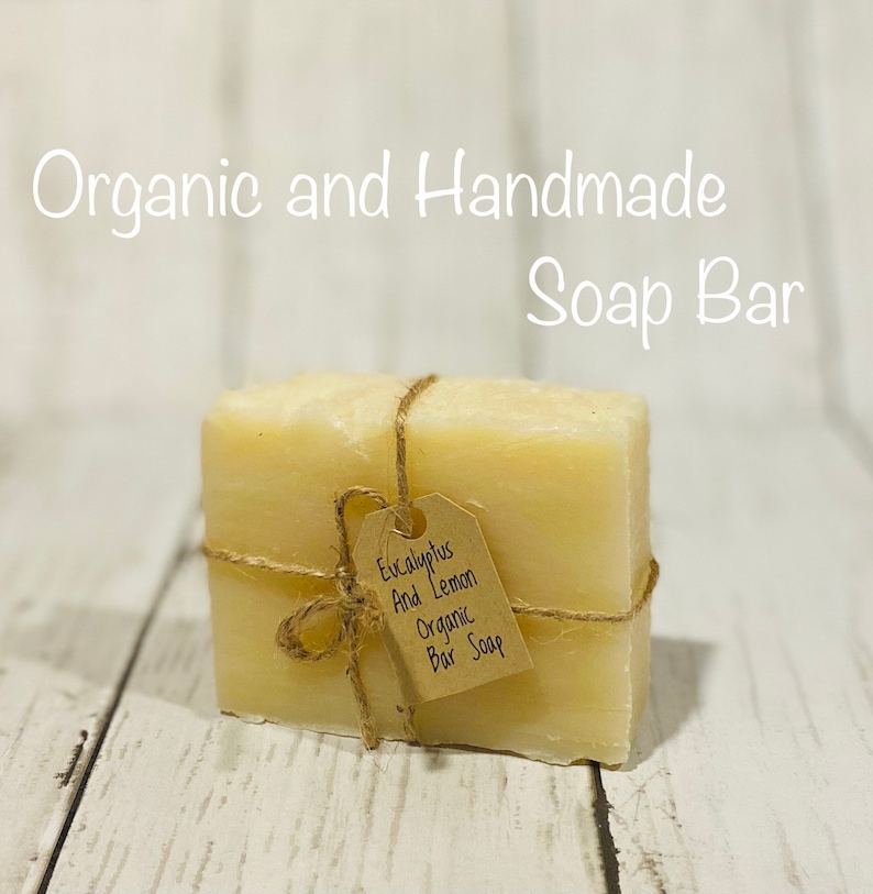 Pu&ograve; includere: Una saponetta biologica avvolta in spago con un'etichetta di carta marrone che recita "Eucalyptus And Lemon Organic Bar Soap".