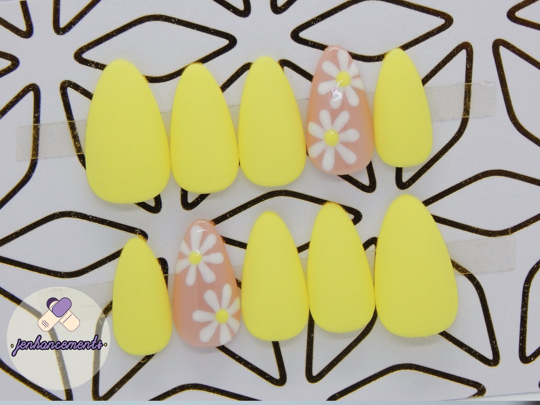 Cutesy Daisy Gel Press on Nails Floral Flower Matte Daisy Nude Bright