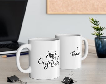 Taza blanca con lágrimas de bebé llorón