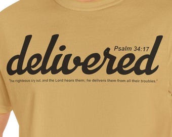Koszulka unisex Delivered Faith-Inspired - Delivered Psalm 34:17, Odzież duchowa, Prezent dla wierzących, Koszulka chrześcijańska
