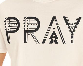 Koszulka z grafiką Pray Unisex | Odzież duchowa, Styl casualowy, Prezent dla wiary, Codzienny komfort, Inspirujący strój, Top unisex