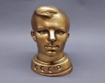 Antique bust of the world&#39;s first cosmonaut Yu.A. Gagarin. Yu.A. Gagarin. Statue of an astronaut. Space figurine. Antique souvenir.