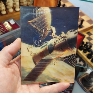 Postkarte 3d. Astronauten im Weltraum. Orbitalkomplex Saljut-Sojus
