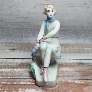 Estatua antigua de patinadora artística de porcelana vintage.