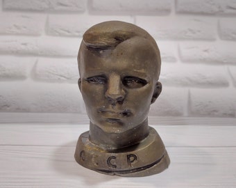 Antique bust of the world&#39;s first cosmonaut Yu.A. Gagarin. Yu.A. Gagarin. Statue of an astronaut. Space figurine. Antique souvenir.