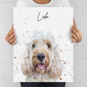 以下が含まれることがあります： ローラという名前の犬のデジタルイラスト。犬は薄い茶色と白のドゥードルで、ピンクの舌が出ています。背景は白で、茶色の絵の具が飛び散っています。