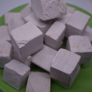 Cubos de pizarra comestibles (blancos, rojos y negros)