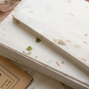 Papel hecho a mano con pétalos de flores rojas y hojas verdes, papel con flores secas, papel con hojas secas, papel para manualidades, papel floral, papel especial