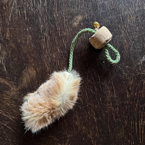Katzenspielzeug - BENJAMIN - Anhänger für Katzenangel - Rehfell, Sisal, Kork, Holzperle, Holzring mit Glöckchen aus Naturmaterialien