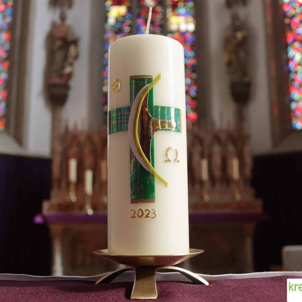 handverzierte festliche Osterkerze religiös in elfenbein mit Kreuz und aktueller Jahreszahl, Alpha und Omega , Ostergeschenk, Osterdeko