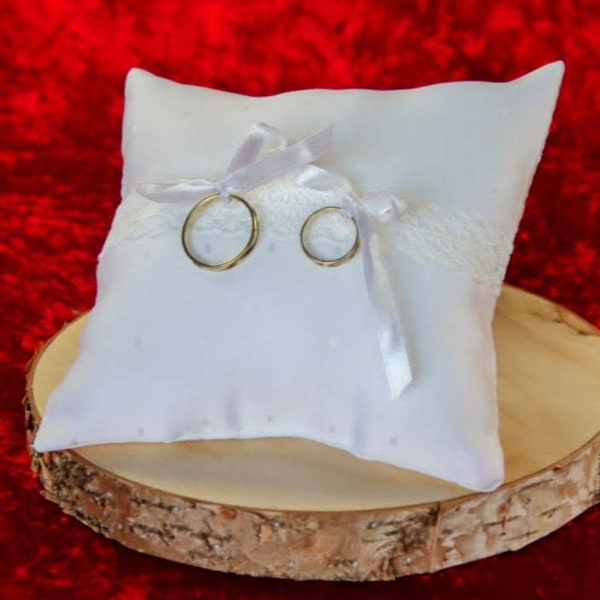 Handmade ring pillow made of white damask with bobbin lace, an elegant companion for your wedding rings