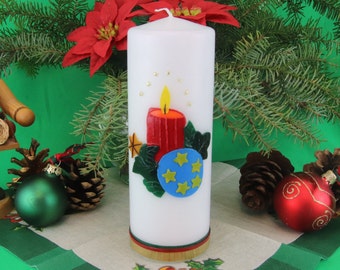 Handgefertigte weiße Weihnachtskerze mit Motiv Kerze und Weihnachtsschmuck, Heimdekoration Weihnachten