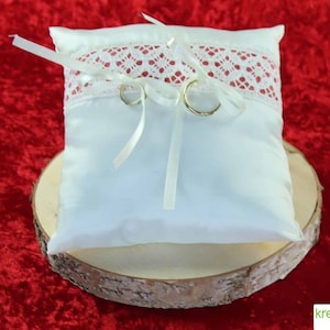 Handgefertigtes Taft-Ringkissen in champagner mit liebevoll unterlegter Klöppelspitze in hellrot - Charmantes Accessoire für Ihre Hochzeit