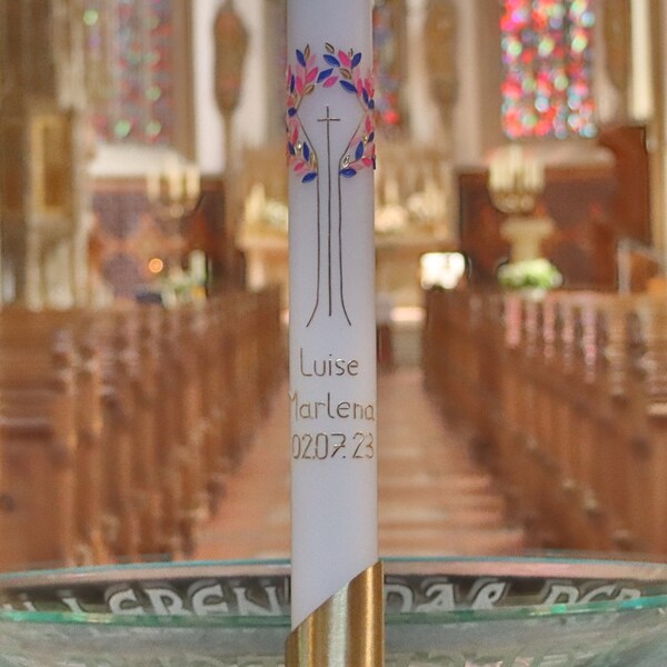 Wunderschöne handverzierte Taufkerze mit stilisiertem Lebensbaum und goldenem Kreuz, personalisierbar mit Namen und Datum, Wachsbeschriftung