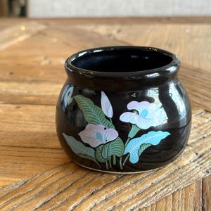 Vintage 1985 Sirius Enterprises glossy black small ceramic pottery bowl featuring hand painted calla lilies - cottagecore shabby chic decor