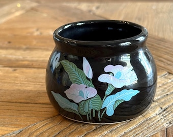Vintage 1985 Sirius Enterprises glossy black small ceramic pottery bowl featuring hand painted calla lilies - cottagecore shabby chic decor