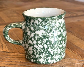 Stary zielony kubek z gąbki Roseville Henn Art Pottery z zielonym wzorem gąbki na białej podstawie