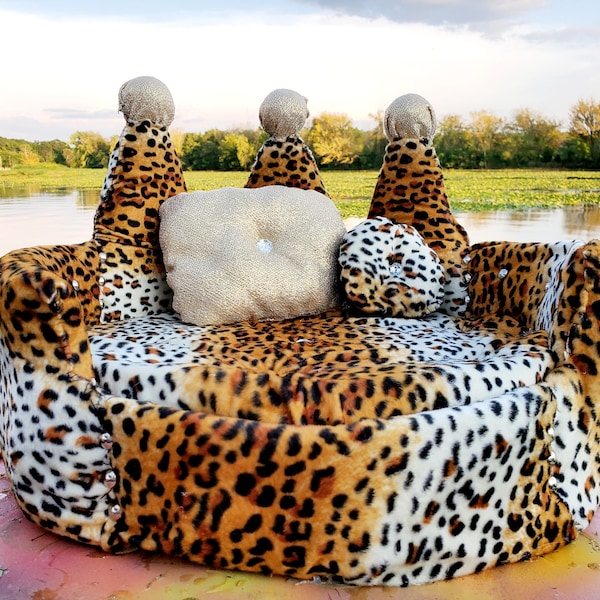 Leopard Royalty Crown Pet Bed,  pet beds, luxury round pet beds, luxury dog beds, luxury crown leopard pet bed, leopard crown cat bed