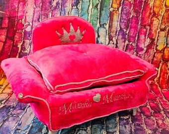 Hot Pink Pet Bed, pink dog bed, crown pet bed, Personalized pet bed, pet couch with legs, mini pet couches, pet furniture, royalty pet