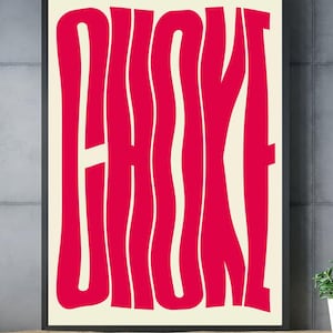 Op de afbeelding: Een ingelijst print met een crèmekleurige achtergrond en het woord "CHOKE" in vetgedrukte, roze, golvende letters.