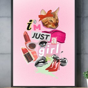 Può includere: Sfondo rosa con un collage di immagini tra cui un gatto con un fiocco rosso, occhiali da sole, rossetto, ciliegie e il testo "i'm just a girl".