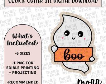Op de afbeelding: Een digitale download voor een cookie cutter STL-bestand van een spook dat een bord vasthoudt met de tekst "boo". Het spook is wit met zwarte ogen en een glimlachende mond. Het bord is oranje met zwarte letters. De afbeelding bevat een lijst met wat er in de download is inbegrepen: 6 maten, 1 PNG voor eetbaar printen en projecteren, en een aanbevolen materiaallijst.