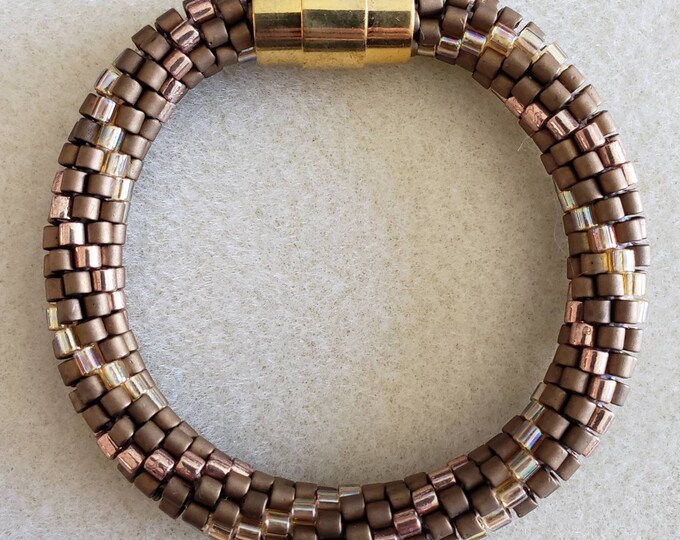 Crocheted Beaded Bracelet: Shades of Gold