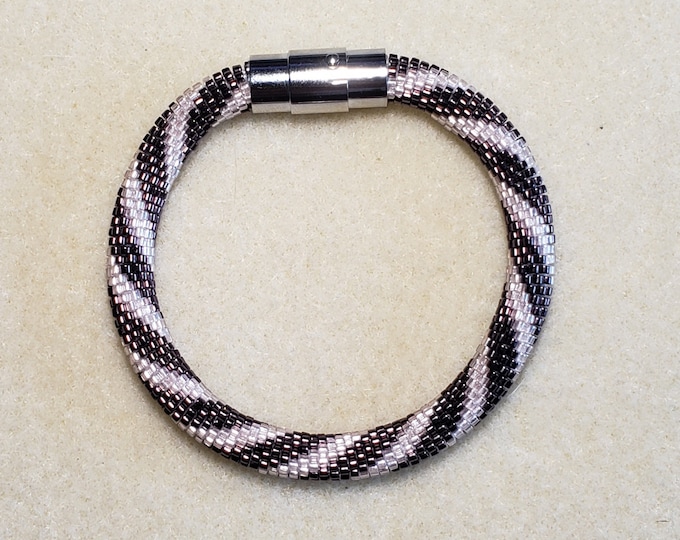 Crocheted Beaded Bracelet: Simply Elegant