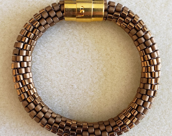 Crocheted Beaded Bracelet: Subtle Gold