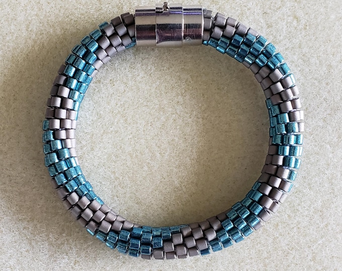 Crocheted Beaded Bracelet: Shaded Aqua