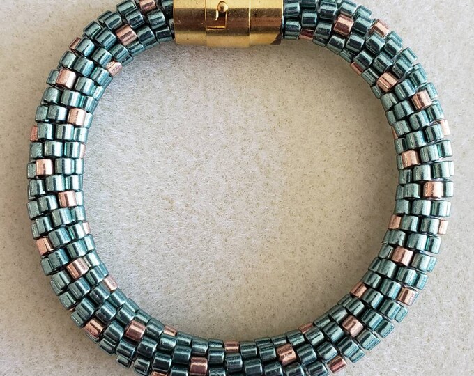 Crocheted Beaded Bracelet: Springtime Green