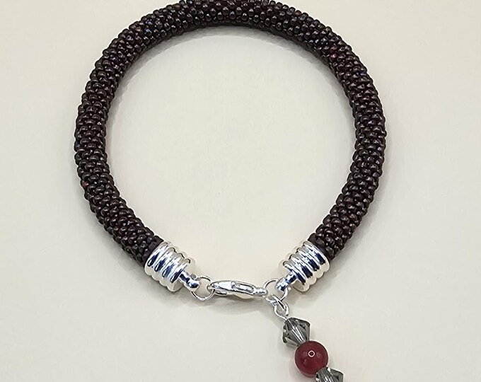 Crocheted Beaded Charm Bracelet: Red Marble