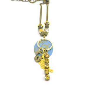 Tanende maanketting met handgeschilderde details en helder centrum