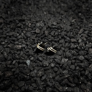 Clous en obsidienne noire, boucles d’oreilles en copeaux d’obsidienne, boucles d’oreilles Edgy, boucles d’oreilles Tiny Stud, clous en pierres précieuses brutes