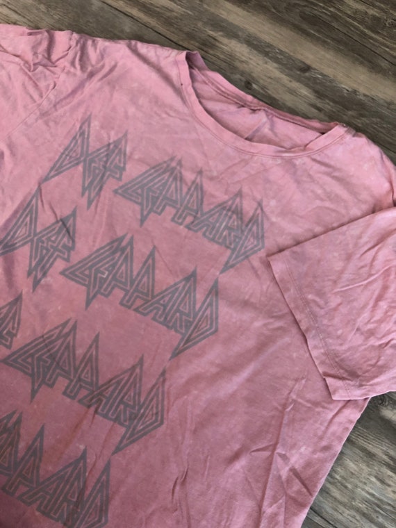 Def Leppard Pink Retro Style T Shirt 
