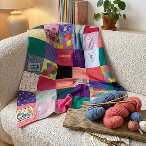 Könnte beinhalten: Eine weiße Keramik-Tasse mit schwarzem Henkel und dem Text "But First, Coffee" in schwarzer, handschriftlicher Schrift. Die Tasse steht auf einer weißen Oberfläche.