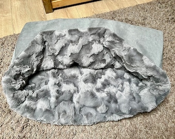 KUSCHELSACK GEORGE grau aus Cord mit Wellen-Plüsch,  Schlafsack, Hundekorb, Hundebett, Hundehöhle