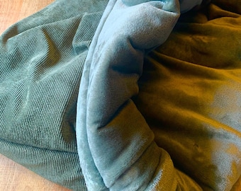 Kuschelsack „Kenny“ Khaki-light-khaki aus Cord mit Wellnessfleece , Schlafsack, Hundekorb, Hundebett, Hundehöhle