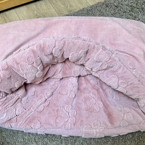 BOLSA DE PELUCHE BILLIE rosa con forro polar de bienestar con estampado de huellas, saco de dormir, cesta para perros, cama para perros, cueva para perros