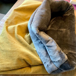 KUSCHELSACK CORDULA curry-grau aus Cord mit Wellnessfleece, Hundeschlafsack, Schlafsack, Hundebett, Hundehöhle Bild 1