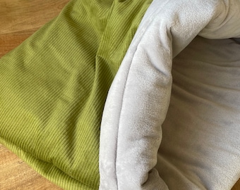 Sac câlin « Pomme » vert clair-gris argenté, sac de couchage, panier pour chien, lit pour chien, grotte pour chien