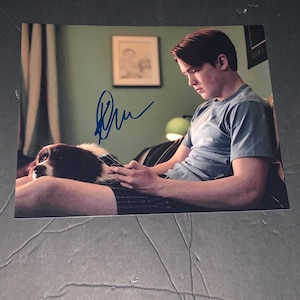 Kit Connor signierte Heartstopper Nick Nelson sitzt auf dem Bett LGBTQ 8x10 Foto
