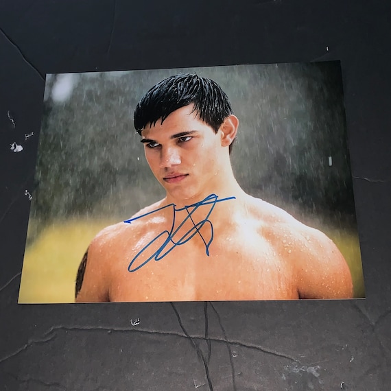 Taylor Lautner Signed Shirtless Jacob Black Twilight 8x10 Photo A