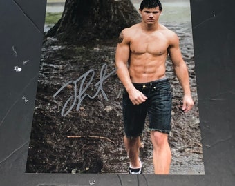 Taylor Lautner Signed Shirtless Jacob Black Twilight 8x10 Photo