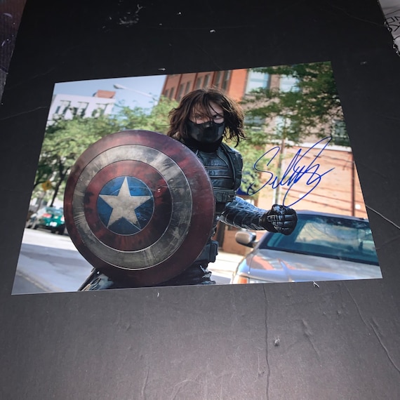 セバスチャン・スタン サイン入り 11x14 写真 バッキー