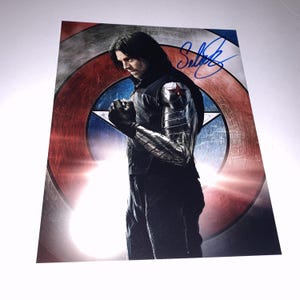 Foto de 8 x 10 firmada por Sebastian Stan Bucky Barnes Soldado del Invierno Vengadores Marvel