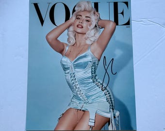Sabrina Carpenter Signed Vogue Singer Sexy 8x10 Photo
