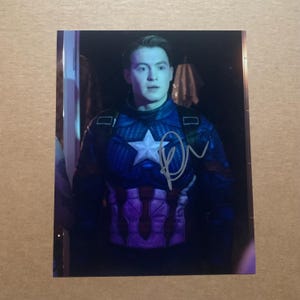 Kit Connor signiert Heartstopper Nick Nelson Captain America Halloween Kostüm LGBTQ 8x10 Photo