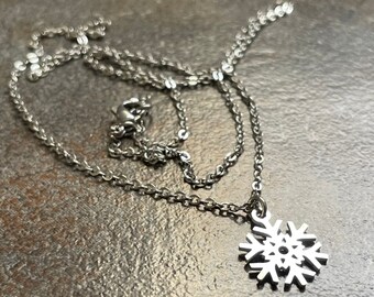 Elsas Wunsch Winterschmuck klassischer Schneeflockenanhänger w / 18 ”Box-Kette Edelstahlhalskette.