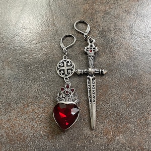 King Artus's Sacred Sword/Queen Guinevere/Rubin roter Excalibur/ Lancelot/Mismatched Fantasy Edelstahl Ohrringe an Brisur